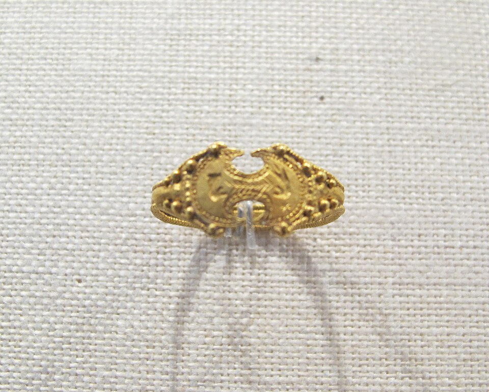 Dámsky zlatý prsteň s ornamentom